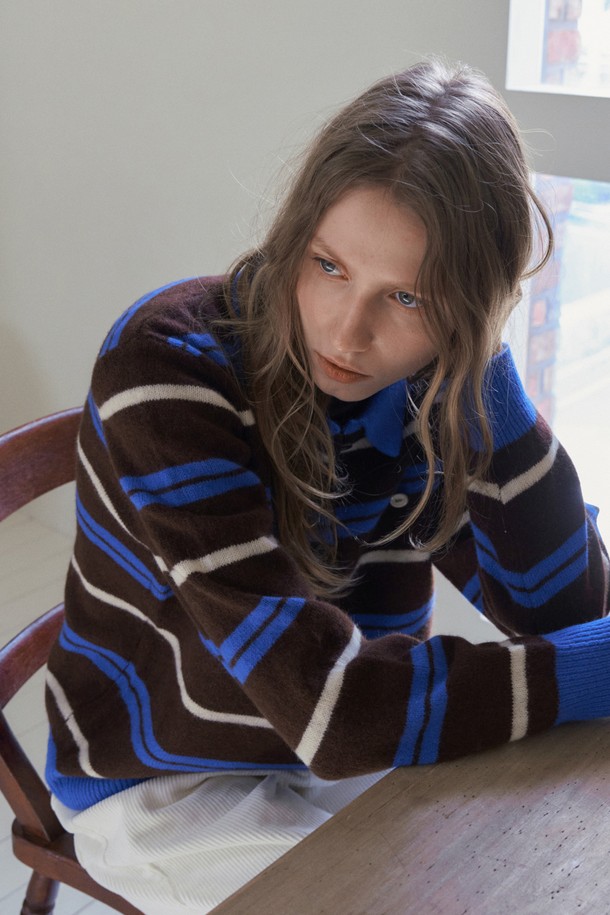 엘모 멀티 스트라이프 니트_블루는 여성 의류 상의 니트/스웨터입니다. 가을, 겨울 시즌에 어울리는 두꺼운 두께감의 라운드넥 긴소매 니트로, 캐주얼 및 베이직 스타일을 연출하기 좋습니다. 멀티 스트라이프 패턴이 돋보이며, 레귤러핏으로 제작되어 편안한 착용감을 선사합니다. 일상과 출근룩에 모두 활용 가능한 부드러운 촉감의 니트입니다.
