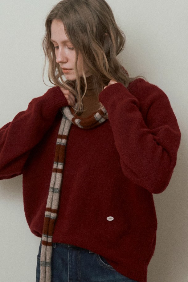 BRUSHED WIDE V-NECK KNIT_BURGANDY (브러쉬드 와이드 브이넥 니트_버건디)는 부드러운 촉감의 울 소재로 제작되어 가을, 겨울 시즌에 따뜻하게 착용할 수 있는 여성용 니트입니다. 넉넉한 오버핏과 브이넥 디자인으로 편안하면서도 세련된 스타일을 연출하며, 데이트룩, 모임룩 등 다양한 TPO에 활용 가능합니다. 베이직하고 캐주얼한 무드를 기본으로, 클래식하거나 미니멀한 스타일에도 잘 어울립니다. 긴 소매 기장과 두꺼운 두께감으로 포근함을 더하며, 버건디 컬러가 고급스러운 분위기를 자아냅니다.
