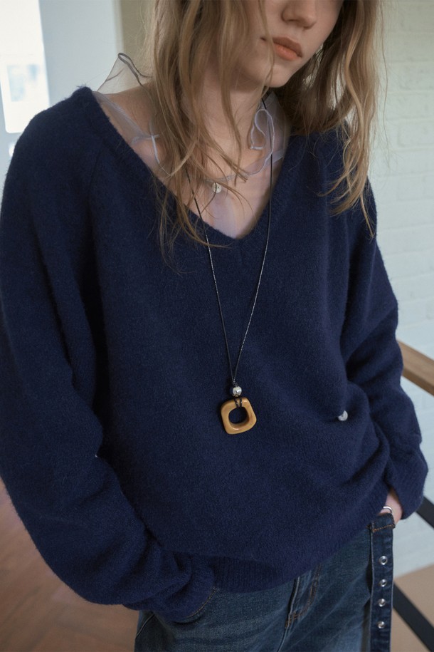 네이비 컬러의 브러쉬드 와이드 브이넥 니트는 여성스러움을 강조하는 상의입니다. 부드러운 울 소재에 브러쉬드 가공을 더해 포근한 촉감을 선사하며, 가을과 겨울철에 따뜻하게 착용하기 좋습니다. 루즈핏으로 편안한 착용감을 제공하며, 베이직하고 캐주얼한 스타일로 다양한 룩에 활용할 수 있습니다. 출근룩은 물론, 미니멀하고 클래식한 스타일을 연출하기에도 적합합니다. 긴 소매와 두꺼운 두께감으로 따뜻함을 더했습니다.
