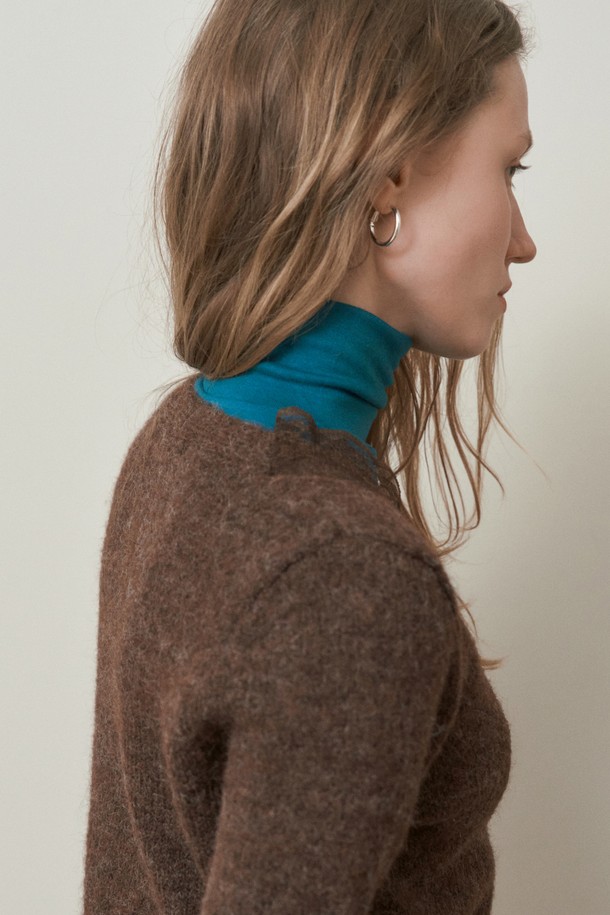 MIEL 레이스 트리밍 가디건_브라운은 여성 고객을 위한 상의 니트/스웨터입니다. 가을, 겨울 시즌에 어울리는 두꺼운 울 소재의 레귤러핏 가디건으로, 브이넥 라인과 긴 소매가 특징입니다. 베이직하면서 클래식한 스타일로, 레이스 트리밍 디테일이 돋보이며 부드러운 촉감을 선사합니다. 데이트룩, 모임룩, 출근룩 등 다양한 TPO에 활용 가능한 아이템입니다.
