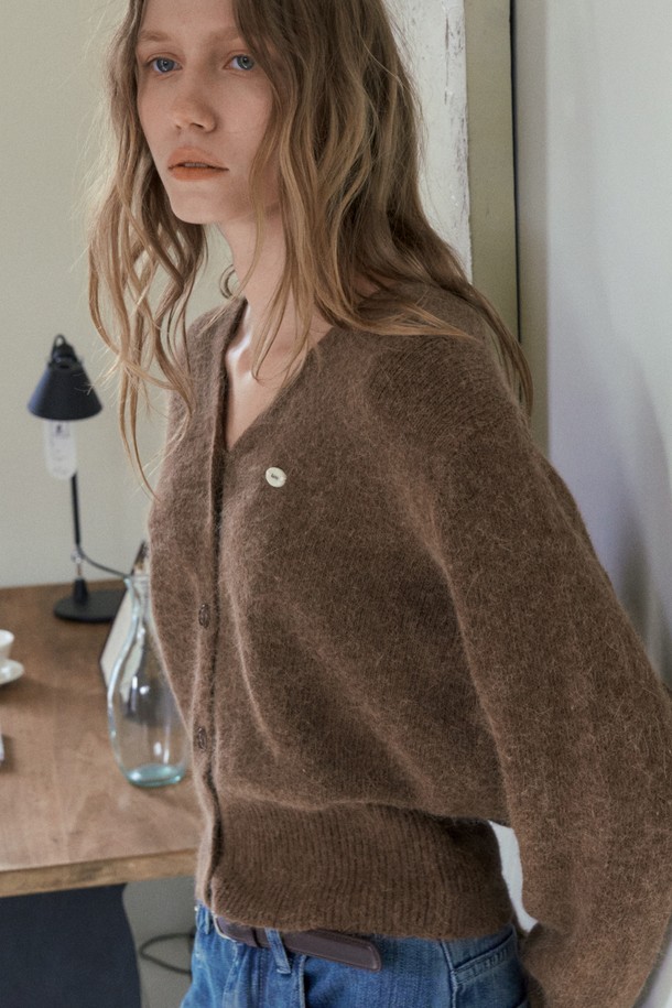 부드러운 앙고라 소재의 브라운 컬러 카디건입니다. 라운드넥 디자인과 레귤러핏으로 제작되어 편안한 착용감을 선사합니다. 가을, 겨울 시즌에 어울리는 두꺼운 두께감으로 따뜻하게 착용할 수 있으며, 버튼 여밈으로 간편하게 스타일링할 수 있습니다. 베이직하고 캐주얼한 스타일로 데이트룩 또는 모임룩에 활용하기 좋으며, 캐주얼, 클래식, 미니멀 스타일을 즐겨 입는 여성분들에게 추천합니다. 무지 디자인으로 다양한 룩에 매치하기 용이합니다.
