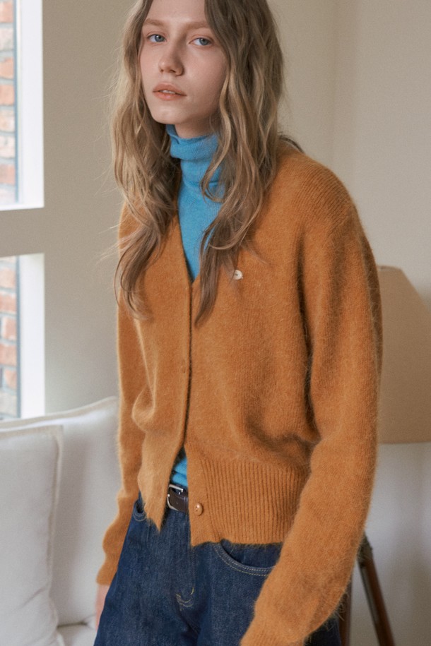 POD 앙고라 카디건_오렌지입니다. 부드러운 앙고라 소재로 제작되어 포근한 터치감을 선사하며, 가을과 겨울에 따뜻하게 착용하기 좋습니다. 라운드넥에 루즈핏으로 편안한 착용감을 제공하며, 캐주얼하고 베이직한 스타일을 연출합니다. 데일리룩, 집콕룩, 모임룩 등 다양한 TPO에 활용 가능하며, 캐주얼, 클래식, 미니멀 스타일을 즐겨 입는 여성분들께 추천합니다. 무지 디자인의 긴소매 카디건으로 활용도가 높습니다.
