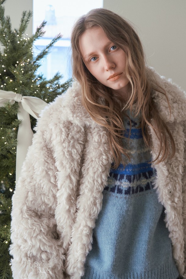 CLOI (클로이) 페이크 퍼 재킷_크림 아이보리는 부드러운 촉감과 뛰어난 보온성을 자랑하는 여성용 페이크 퍼 재킷입니다. 캐주얼 스타일의 무지 디자인으로, 가을과 겨울에 따뜻하고 포근하게 착용할 수 있습니다. 크롭 기장에 루즈핏으로 제작되어 편안하면서도 스타일리시한 핏을 연출합니다. 데이트룩, 모임룩 등 다양한 TPO에 활용하기 좋으며, 미니멀, 클래식 스타일을 선호하는 분들께 추천합니다. 오픈 스타일의 페이크 퍼 재킷으로, 당신의 겨울 스타일링에 포인트를 더해보세요.
