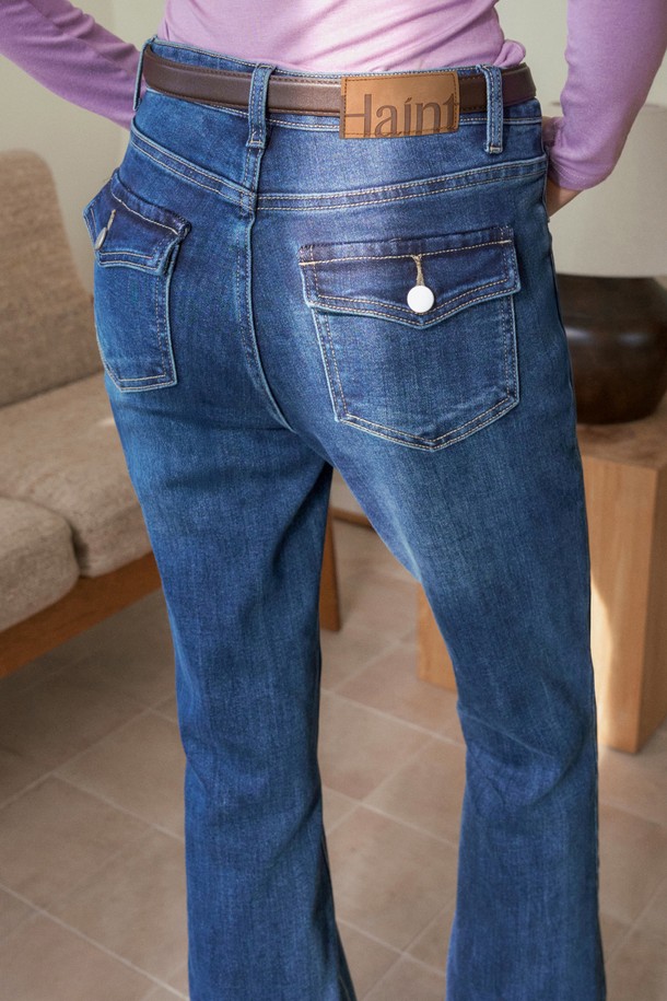 LOE 슬림 부츠컷 데님 팬츠_블루는 여성 의류로, 베이직하고 캐주얼한 스타일을 연출하기 좋습니다. 봄, 가을에 적합하며, 슬림핏 부츠컷 디자인으로 다리가 길어 보이는 효과를 줍니다. 데님 소재 특유의 뻣뻣한 촉감과 워싱 디테일이 특징이며, 무지 디자인으로 다양한 상의와 매치하기 용이합니다. 캐주얼, 미니멀, 클래식 스타일을 선호하는 고객에게 추천합니다.
