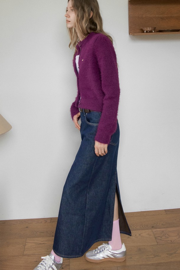 [FLEECE BONDING] 논페이드 데님 롱 스커트_다크 블루는 가을, 겨울 시즌에 안성맞춤인 여성용 데님 롱 스커트입니다. 캐주얼 및 미니멀 스타일을 즐기는 분들에게 적합하며, 출근룩으로도 활용할 수 있습니다. 뻣뻣한 촉감의 데님 소재에 플리스 본딩 처리를 하여 보온성을 높였으며, 논페이드 가공으로 물 빠짐 걱정 없이 오랫동안 착용할 수 있습니다. A라인 핏으로 다리가 길어 보이는 효과를 주며, 두꺼운 두께감으로 안정감 있는 착용감을 선사합니다. 다크 블루 컬러의 무지 디자인으로 다양한 상의와 손쉽게 매치하여 베이직하면서도 세련된 스타일을 연출할 수 있습니다.
