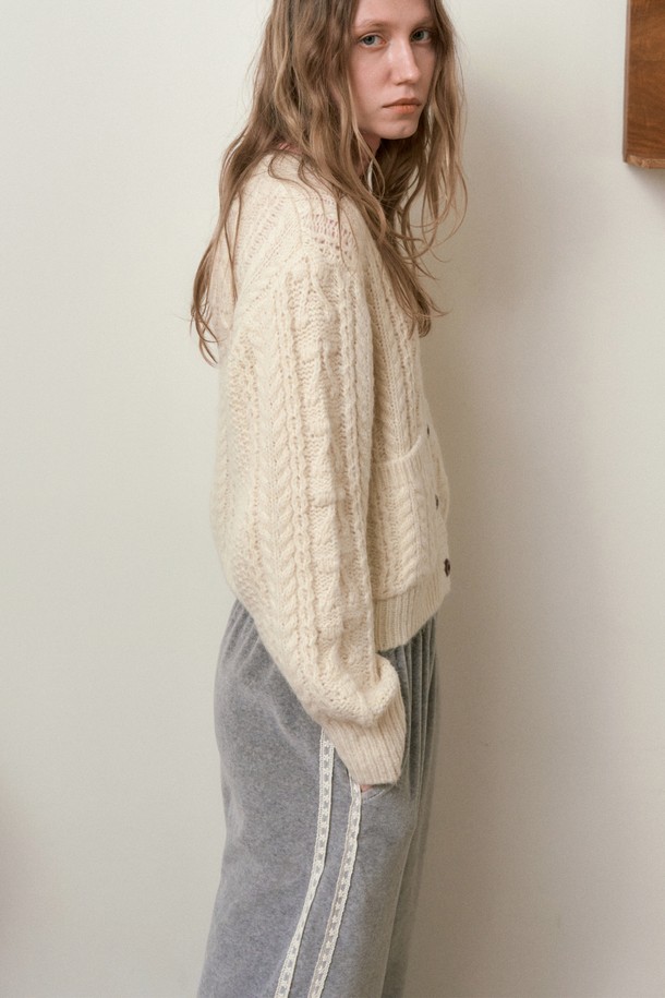 벨벳 릴렉스드 트랙 팬츠_그레이는 여성용으로, 부드러운 촉감의 벨벳 소재를 사용하여 고급스러운 분위기를 연출합니다. 릴렉스 핏으로 편안한 착용감을 선사하며, 캐주얼 및 스포티 스타일 모두 소화 가능합니다. 가을, 겨울 시즌에 어울리는 두꺼운 두께감으로 따뜻하게 입을 수 있으며, 무지 디자인으로 어떤 상의와도 매치하기 용이합니다. 허리 밴딩 처리로 활동성을 더했습니다.
