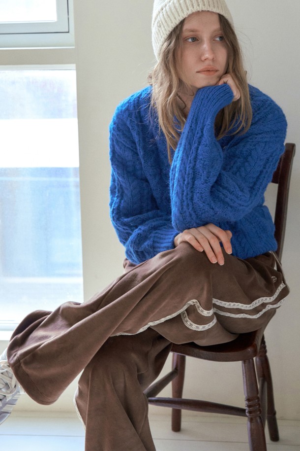 벨벳 릴렉스드 트랙 팬츠_베이지는 부드러운 촉감의 벨벳 소재로 제작되어 편안한 착용감을 선사합니다. 릴렉스 핏과 허리 밴딩으로 활동성을 높였으며, 와이드한 실루엣이 트렌디한 무드를 더합니다. 가을, 겨울 시즌에 안성맞춤이며 캐주얼 스타일을 연출하기 좋습니다. 베이지 색상의 무지 디자인으로 다양한 상의와 손쉽게 매치할 수 있습니다.
