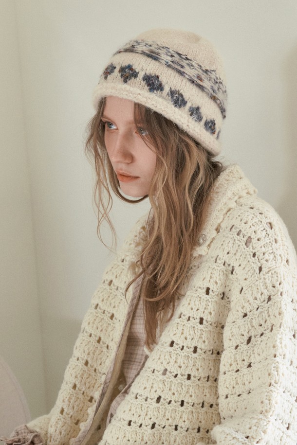 **COWICHAN KNIT 비니 (3가지 색상)**

부드러운 울과 니트 소재로 제작되어 깊은 깊이감과 두꺼운 두께를 자랑하는 카우치안 니트 비니입니다. 네이비, 블랙, 그레이 3가지 색상으로 출시되어 출근룩, 연말 모임룩 등 다양한 TPO에 활용 가능합니다. 클래식, 미니멀, 캐주얼 스타일을 모두 소화하며, 니트 패턴 디자인으로 포인트를 더했습니다. 가을, 겨울 시즌에 따뜻함과 스타일을 동시에 잡을 수 있는 아이템입니다.
