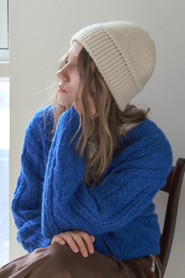 ROD 울 비니_아이보리는 가을, 겨울철 따뜻함을 더해줄 니트 비니입니다. 부드러운 촉감의 울 소재로 제작되어 편안한 착용감을 선사하며, 깊은 모자 깊이로 안정감 있는 핏을 제공합니다. 아이보리 컬러와 무지 디자인으로 어떤 스타일에도 쉽게 매치할 수 있으며, 캐주얼, 미니멀, 클래식한 스타일을 연출하기 좋습니다. 출근룩이나 모임룩 등 다양한 TPO에 활용하여 세련된 분위기를 더해보세요.
