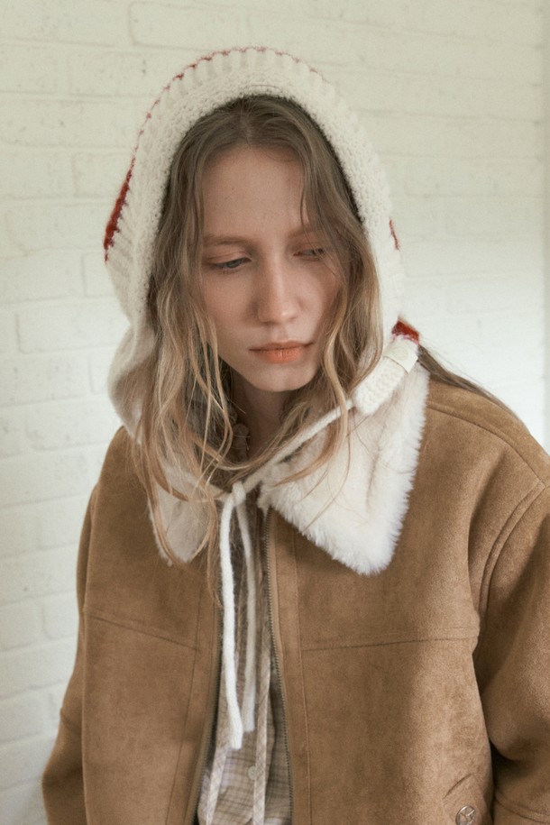 HARPY KNIT BONNET (2 컬러)는 여성스러운 겨울철 스타일을 완성해 줄 비니입니다. 부드러운 니트와 울 소재로 제작되어 깊은 깊이감과 포근한 착용감을 선사합니다. 베이지, 브라운, 그린 3가지 색상으로 출시되어 다양한 겨울 코디에 활용하기 좋습니다. 비니 상단을 접어 올려 착용하여, 골지 디자인과 함께 캐주얼, 미니멀, 클래식 등 여러 스타일을 연출할 수 있습니다. 두꺼운 두께감으로 추운 날씨에도 따뜻하게 착용할 수 있는 실용적인 아이템입니다.
