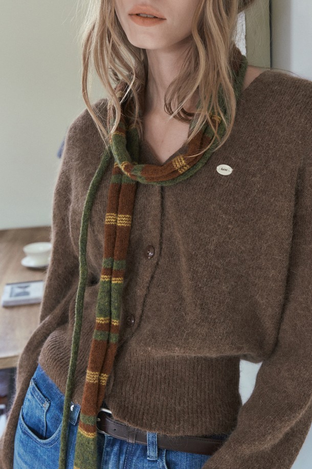 STRING TIE WOOL MUFFLER (스트링 타 recommended 울 머플러)는 끈 디테일이 돋보이는 디자인으로, 가을과 겨울철에 따뜻하게 착용할 수 있는 울 소재의 머플러입니다. 부드러운 촉감과 두꺼운 두께로 보온성을 높였으며, 베이직하고 캐주얼한 스타일을 연출합니다. 공용으로 착용 가능하며, 미니멀, 클래식 스타일에도 잘 어울립니다. 총 2가지 색상으로 출시되어 다양한 룩에 활용하기 좋습니다.
