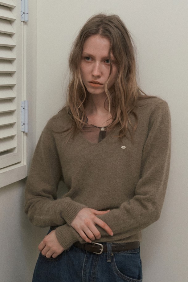 SEREN 브이넥 앙고라 니트_모카 브라운은 여성 의류로, 가을과 겨울에 어울리는 니트/스웨터입니다. 앙고라 혼방 소재로 제작되어 부드러운 촉감과 가벼운 중량감을 자랑하며, 높은 보온성을 제공합니다. 미니멀하고 베이직한 디자인으로 다양한 스타일 연출이 용이하며, 데이트룩 및 출근룩에 적합합니다. 파스텔톤 모카 브라운 컬러와 릴랙스 핏, 긴 소매, 브이넥 디자인이 특징입니다.
