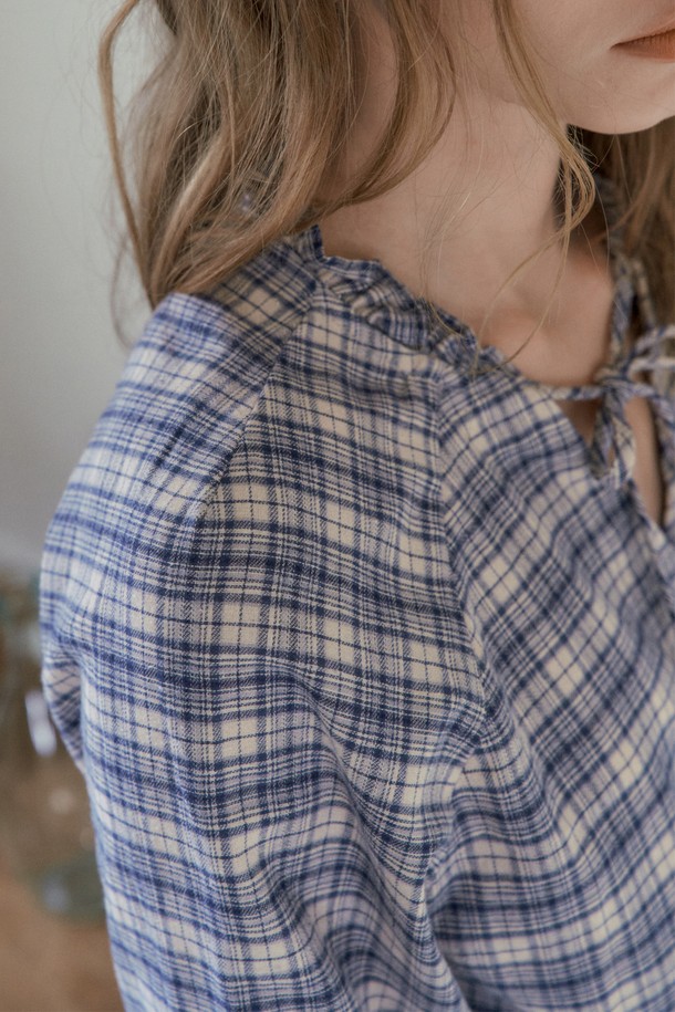 네이비 컬러의 러플 체크 크롭 블라우스는 페미닌하고 빈티지한 무드를 자아내는 여성 의류입니다. 부드러운 촉감의 면 소재에 러플 넥과 타이 디테일이 더해져 로맨틱한 분위기를 연출합니다. 래글런 소매와 숄더 다트, 허리 피트감으로 편안하면서도 여성스러운 실루엣을 강조합니다. 봄, 가을 시즌에 데이트룩, 모임룩, 소개팅룩 등 다양한 TPO에 클래식, 로맨틱, 미니멀 스타일로 매치하여 세련된 룩을 완성해보세요. 체크 패턴과 긴 소매, 크롭 기장으로 유행을 타지 않고 오랫동안 즐겨 입을 수 있습니다.
