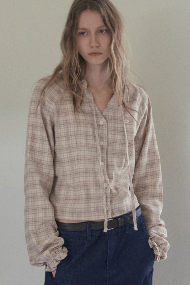 베이지 컬러의 RUFFLE CHECK 크롭 블라우스입니다. 부드러운 면 소재로 제작되어 봄, 가을에 착용하기 좋으며, 페미닌하고 우아한 스타일을 연출합니다. 러플 넥 라인과 리본 디테일이 여성스러운 분위기를 더하고, 래글런 소매와 어깨 다트 디테일, 플레어 밑단으로 편안하면서도 세련된 핏을 선사합니다. 데이트룩, 클래식, 로맨틱, 미니멀 스타일을 즐겨 입는 여성분들께 추천합니다. 루즈핏의 크롭 기장으로 다리가 길어 보이는 효과를 줍니다.
