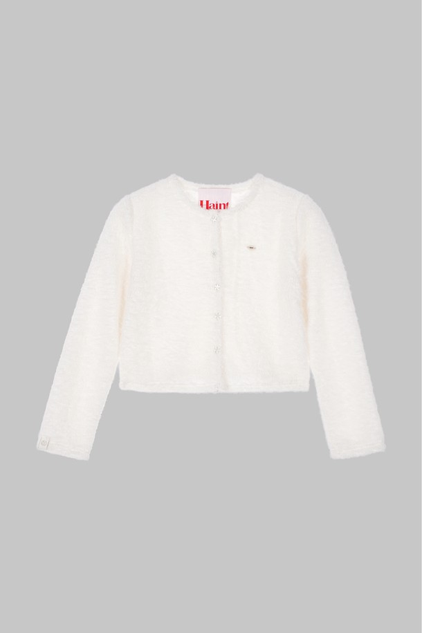 SIS 플라워 버턴 가디건 2컬러는 부클 소재로 제작되어 부드러운 촉감을 선사하며, 라운드넥과 레귤러핏으로 편안하게 착용할 수 있습니다. 아이보리, 핑크 두 가지 색상으로 출시되었으며, 힙을 덮는 기장으로 안정감을 더했습니다. 플라워 버튼 장식이 포인트로, 캐주얼하면서도 여성스러운 분위기를 연출합니다. 가을, 겨울 시즌 데이트룩, 모임룩, 캐주얼 스타일, 클래식 또는 미니멀 스타일로 연출하기 좋습니다.
