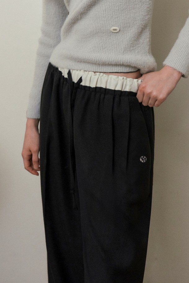 **베이 릴랙스드 와이드 슬랙스_블랙**

부드러운 블랙 색상의 베이 릴랙스드 와이드 슬랙스는 여성 의류로, 편안한 릴랙스 핏과 넓은 와이드 실루엣이 특징입니다. 봄, 가을에 어울리는 긴 기장의 슬랙스로, 밴딩 처리되어 편안한 착용감을 제공합니다. 미니멀, 캐주얼, 클래식 스타일을 즐기는 분들께 출근룩으로 추천하는 아이템입니다. 무지 디자인으로 다양한 상의와 매치하기 용이하여 활용도가 높습니다.
