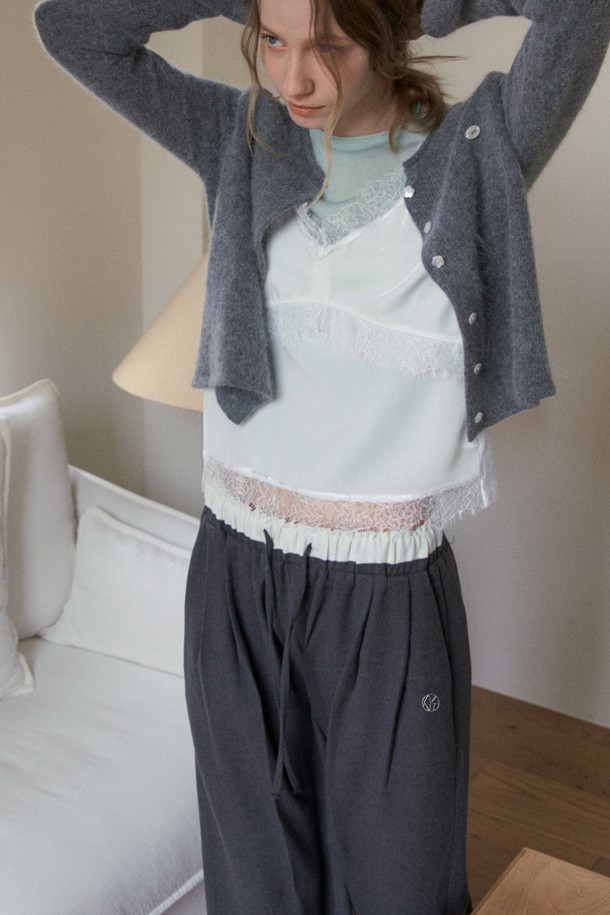 베이 릴랙스드 와이드 슬랙스_차콜은 여성용 슬랙스입니다. 간절기(봄, 가을)에 적합하며, 부드러운 촉감의 폴리에스테르, 나일론, 아크릴 혼방 소재로 제작되었습니다. 차콜 색상의 무지 패턴에 릴랙스핏 와이드 실루엣으로 편안한 착용감을 선사하며, 하이웨스트 디자인과 밴딩 허리 디테일로 활동성을 더했습니다. 캐주얼, 미니멀, 클래식 스타일 연출에 용이한 데일리 슬랙스입니다.
