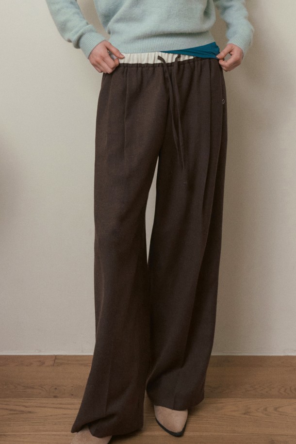 베이 릴렉스드 와이드 슬랙스_브라운은 가을, 겨울 시즌에 어울리는 남녀 공용 슬랙스입니다. 브라운 컬러의 트윌 패턴, 와이드 릴랙스핏으로 클래식하고 미니멀한 스타일을 연출합니다. 두꺼운 두께감과 부드러운 촉감, 주름 방지 소재로 편안함과 실용성을 더했습니다. 더블 플리츠 디테일과 대비되는 허리 밴드가 특징이며, 울 블렌드 소재로 고급스러운 분위기를 자아냅니다. 출근룩, 비즈니스 캐주얼, 시크한 스타일을 완성해보세요.
