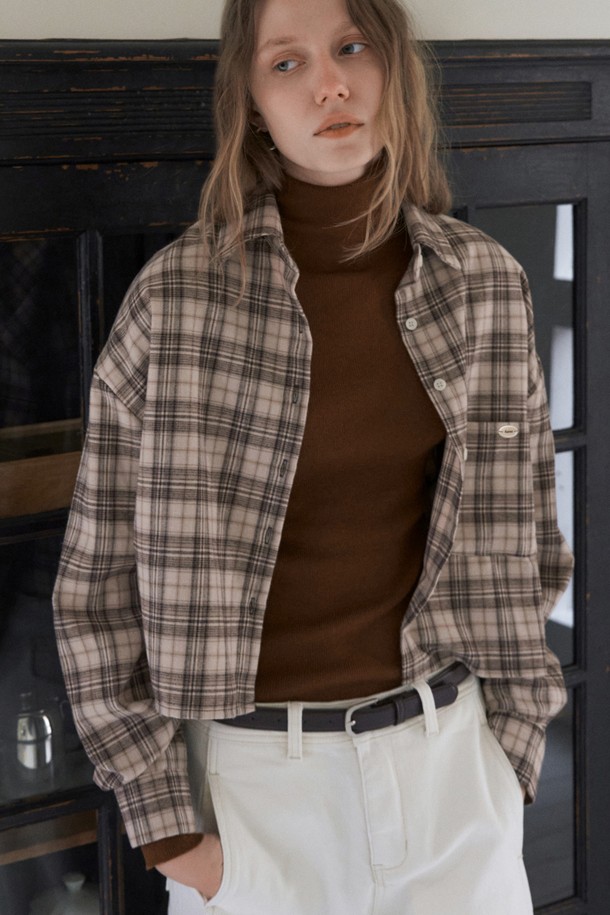 플러피 체크 크롭 셔츠_베이지는 부드러운 촉감의 플러피 소재로 제작되어 포근한 착용감을 선사합니다. 베이지 컬러에 체크 패턴이 더해져 캐주얼하면서도 베이직한 스타일을 연출하며, 봄, 가을에 활용하기 좋습니다. 카라 디자인과 긴 소매 기장으로 클래식한 분위기를 더하고, 루즈핏과 크롭 기장으로 트렌디함을 놓치지 않았습니다. 얇은 두께감으로 간절기에도 부담 없이 착용할 수 있으며, 일상에서 편안하게 즐길 수 있는 아이템입니다.
