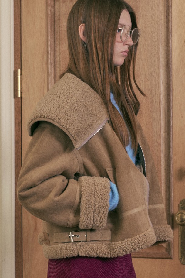 TRONA SHEARING MUSTANG_BEIGE (트로나 쉬어링 머스탱_베이지)는 여성용 무스탕입니다. 가을과 겨울에 착용하기 좋은 두꺼운 두께감의 크롭 기장 아우터로, 베이직하고 캐주얼한 스타일을 연출합니다. 부드러운 폴리에스테르 소재로 제작되었으며, 넥과 소매의 쉬어링 디테일이 특징입니다. 레귤러핏으로 편안하게 착용 가능하며 오픈 방식으로 간편하게 여밀 수 있습니다.
