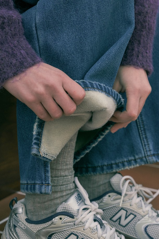 따뜻함이 가득한 [양털기모]HOVER 와이드 스트레이트 데님 팬츠_블루입니다. 부드러운 촉감의 면, 폴리에스테르 혼방 소재에 양털 기모 안감을 더해 한겨울에도 포근하게 착용할 수 있습니다. 베이직한 디자인으로 출근룩, 모임룩 등 다양한 TPO에 활용하기 좋으며, 클래식, 미니멀, 캐주얼 스타일 모두 소화 가능합니다. 와이드 핏과 스트레이트 실루엣으로 편안하면서도 세련된 핏을 연출하며, 밑단 슬릿과 뒷포켓 곡선 자수 디테일로 포인트를 더했습니다.
