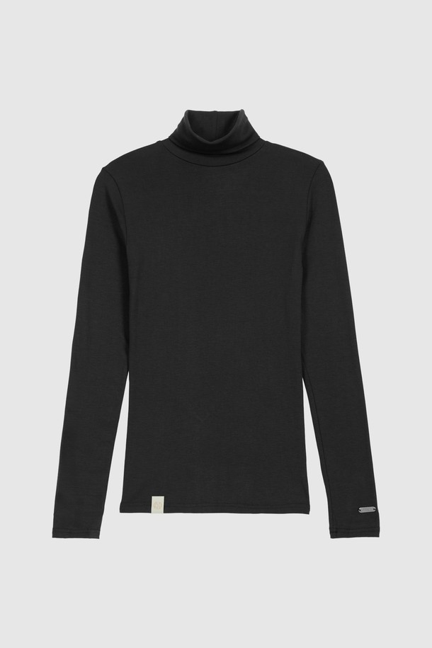 "WEEK SIMPLE TURTLENECK 7 COLORS"는 베이직하고 미니멀한 스타일의 여성 터틀넥입니다. 부드러운 촉감의 레이온 혼방 소재로 제작되어 드레이프성이 우수하며, 레귤러핏으로 편안하게 착용할 수 있습니다. 아이보리, 머스타드, 핑크, 라벤더, 아쿠아블루, 브라운, 블랙 등 7가지 다채로운 컬러로 출시되어, 출근룩이나 모임룩 등 다양한 TPO에 맞춰 활용할 수 있습니다. 특히, 보온성이 뛰어나 가을, 겨울철 포인트 이너로 활용하기 좋으며, 레귤러 기장의 긴 소매 디자인으로 미니멀, 클래식, 캐주얼 스타일 모두 소화 가능합니다. 안정감 있는 착용감으로 데일리하게 즐겨 입으세요.
