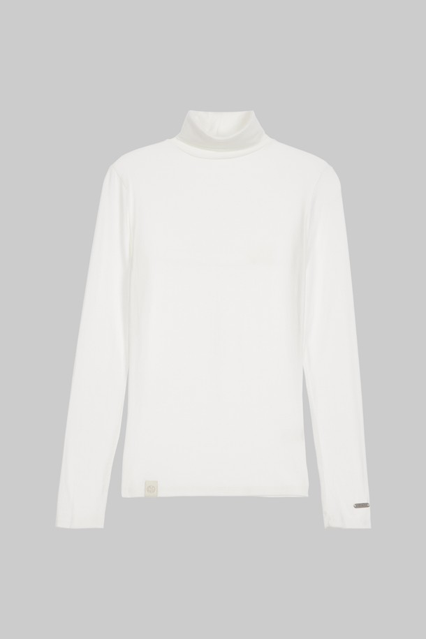 WEEK SIMPLE TURTLENECK 7 COLORS는 베이직하고 심플한 스타일의 여성 터틀넥입니다. 부드러운 레이온과 스판덱스 혼방 소재로 제작되어 얇지만 뛰어난 드레이프성과 보온성을 자랑하며, 편안한 착용감을 선사합니다. 슬림핏 디자인에 무지 패턴, 긴 소매 기장으로 어떤 룩에도 쉽게 매치할 수 있으며, 이너웨어로 활용하기 좋습니다. 브라운, 아쿠아블루, 아이보리, 머스타드, 핑크, 라벤더, 블랙 7가지 다채로운 컬러로 만나보세요. 가을, 겨울 시즌 데일리룩을 완성해보세요.
