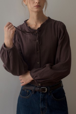 RUFFLE NECK TIE BLOUSE_BROWN