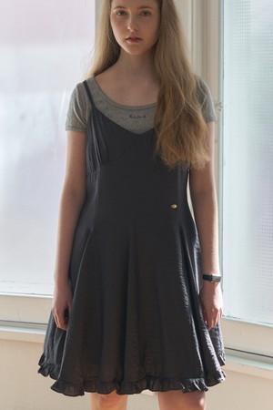 RUFFLE FLARE SLEEVELESS ONE-PIECE 2COL_CHARCOAL