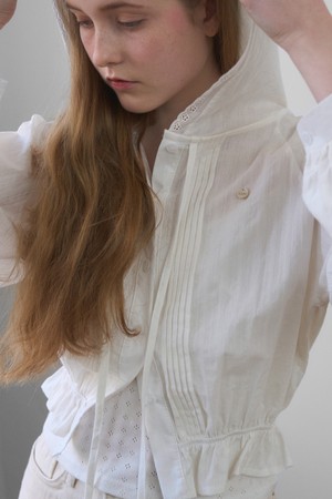 PINTUCK FRILL SHIRRING LACE HOOD COTTON BLOUSE_IVORY