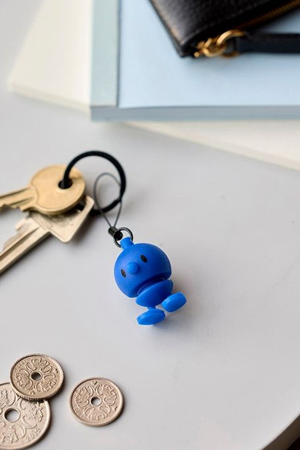 홉티미스트 실리콘 키체인 범블 (다크블루)은 귀여운 캐릭터 디자인의 미니 사이즈 키체인/키링입니다. 다크블루 컬러의 실리콘과 스테인리스 스틸 소재로 제작되었으며, 뛰어난 내구성을 자랑합니다. 열쇠고리, 가방 장식, 인테리어 소품 등 다양한 용도로 활용 가능하며, 바운싱 움직임이 특징입니다. 핸드메이드로 제작되어 소장 가치를 높였으며, 수집용 또는 선물용으로도 적합한 특별 에디션입니다.
