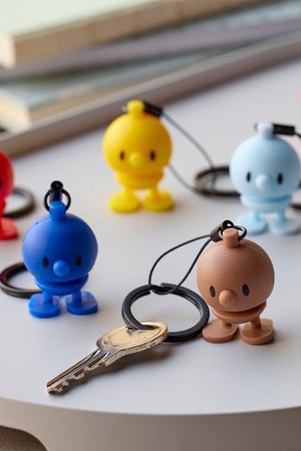 홉티미스트 실리콘 키체인 범블 (다크블루)은 귀여운 캐릭터 디자인의 미니 사이즈 키체인/키링입니다. 다크블루 컬러의 실리콘과 스테인리스 스틸 소재로 제작되었으며, 뛰어난 내구성을 자랑합니다. 열쇠고리, 가방 장식, 인테리어 소품 등 다양한 용도로 활용 가능하며, 바운싱 움직임이 특징입니다. 핸드메이드로 제작되어 소장 가치를 높였으며, 수집용 또는 선물용으로도 적합한 특별 에디션입니다.
