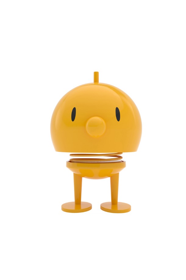 홉티미스트 클래식 범블L(옐로우)는 스프링 바운싱 디자인이 특징인 귀여운 캐릭터 장식용품입니다. 옐로우 컬러의 플라스틱 소재로 제작되었으며, L 사이즈(13.5cm)로 앙증맞은 매력을 더합니다. 손으로 직접 만들어져 각 제품마다 미세한 차이가 있으며, 높이와 방향에 따라 개별적인 특징을 지닙니다. 인테리어 소품이나 선물용으로 적합하며, 다양한 캐릭터 컬렉션과 시즌별 스페셜 에디션으로 만나볼 수 있습니다.
