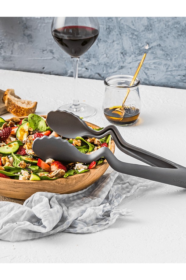 드림팜 클롱스라이트M(블랙)은 주방에서 음식을 서빙하기에 적합한 나일론 소재의 주방용품입니다. 블랙 컬러의 세련된 디자인에 와플 패턴이 적용되어 미끄럼 방지 기능을 제공하며, 곡선형 손잡이와 버튼식 디자인으로 한 손으로도 간편하게 조작할 수 있습니다. 최대 260°C의 내열온도를 견디며, 식기세척기 사용이 가능하여 위생적이고 편리하게 사용할 수 있습니다. 평평한 팁과 인체공학적 그립은 음식 서빙 시 편리함을 더합니다. 음식이 달라붙지 않아 깔끔한 사용이 가능합니다.
