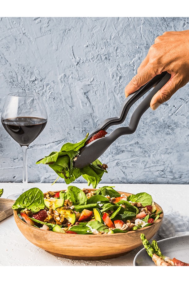 드림팜 클롱스라이트M(블랙)은 주방에서 음식을 서빙하기에 적합한 나일론 소재의 주방용품입니다. 블랙 컬러의 세련된 디자인에 와플 패턴이 적용되어 미끄럼 방지 기능을 제공하며, 곡선형 손잡이와 버튼식 디자인으로 한 손으로도 간편하게 조작할 수 있습니다. 최대 260°C의 내열온도를 견디며, 식기세척기 사용이 가능하여 위생적이고 편리하게 사용할 수 있습니다. 평평한 팁과 인체공학적 그립은 음식 서빙 시 편리함을 더합니다. 음식이 달라붙지 않아 깔끔한 사용이 가능합니다.
