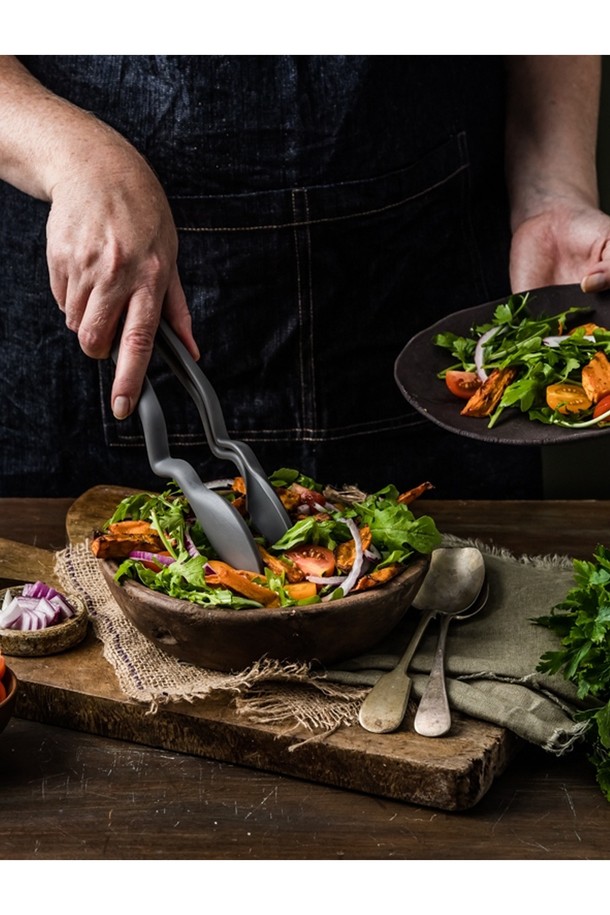 드림팜 클롱스라이트M(블랙)은 주방에서 음식을 서빙하기에 적합한 나일론 소재의 주방용품입니다. 블랙 컬러의 세련된 디자인에 와플 패턴이 적용되어 미끄럼 방지 기능을 제공하며, 곡선형 손잡이와 버튼식 디자인으로 한 손으로도 간편하게 조작할 수 있습니다. 최대 260°C의 내열온도를 견디며, 식기세척기 사용이 가능하여 위생적이고 편리하게 사용할 수 있습니다. 평평한 팁과 인체공학적 그립은 음식 서빙 시 편리함을 더합니다. 음식이 달라붙지 않아 깔끔한 사용이 가능합니다.
