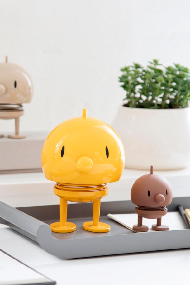 홉티미스트 클래식 범블L(옐로우)는 스프링 바운싱 디자인이 특징인 귀여운 캐릭터 장식용품입니다. 옐로우 컬러의 플라스틱 소재로 제작되었으며, L 사이즈(13.5cm)로 앙증맞은 매력을 더합니다. 손으로 직접 만들어져 각 제품마다 미세한 차이가 있으며, 높이와 방향에 따라 개별적인 특징을 지닙니다. 인테리어 소품이나 선물용으로 적합하며, 다양한 캐릭터 컬렉션과 시즌별 스페셜 에디션으로 만나볼 수 있습니다.
