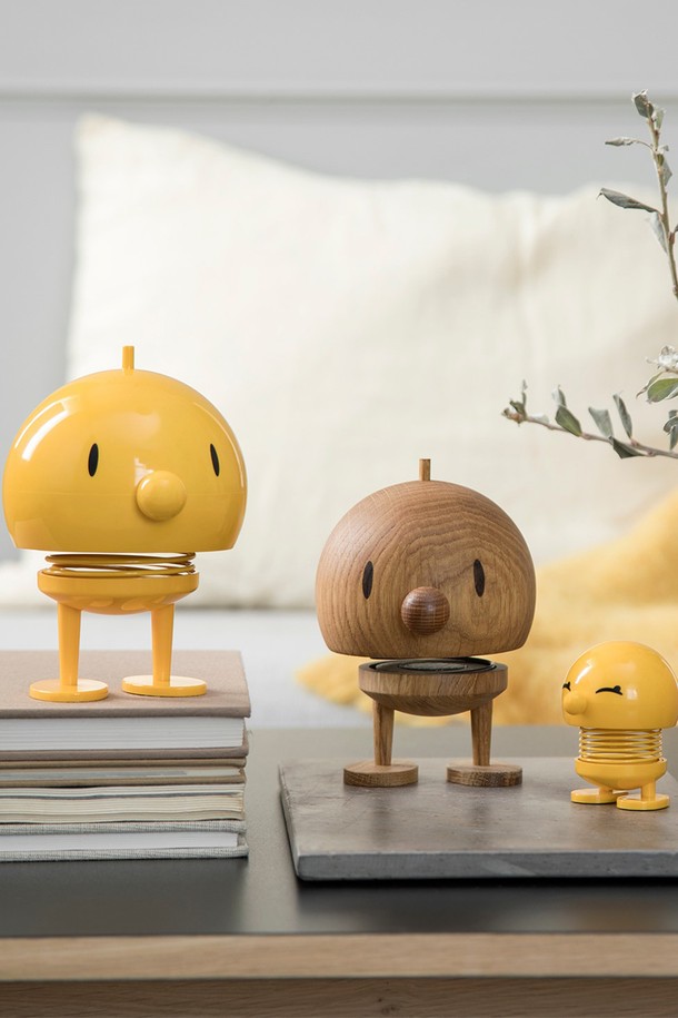 홉티미스트 클래식 범블L(옐로우)는 스프링 바운싱 디자인이 특징인 귀여운 캐릭터 장식용품입니다. 옐로우 컬러의 플라스틱 소재로 제작되었으며, L 사이즈(13.5cm)로 앙증맞은 매력을 더합니다. 손으로 직접 만들어져 각 제품마다 미세한 차이가 있으며, 높이와 방향에 따라 개별적인 특징을 지닙니다. 인테리어 소품이나 선물용으로 적합하며, 다양한 캐릭터 컬렉션과 시즌별 스페셜 에디션으로 만나볼 수 있습니다.
