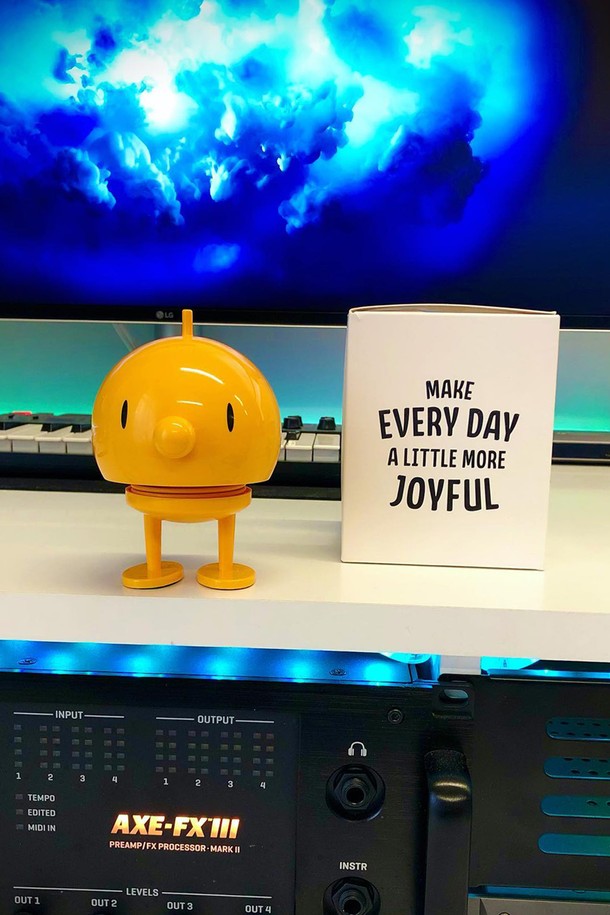 홉티미스트 클래식 범블L(옐로우)는 스프링 바운싱 디자인이 특징인 귀여운 캐릭터 장식용품입니다. 옐로우 컬러의 플라스틱 소재로 제작되었으며, L 사이즈(13.5cm)로 앙증맞은 매력을 더합니다. 손으로 직접 만들어져 각 제품마다 미세한 차이가 있으며, 높이와 방향에 따라 개별적인 특징을 지닙니다. 인테리어 소품이나 선물용으로 적합하며, 다양한 캐릭터 컬렉션과 시즌별 스페셜 에디션으로 만나볼 수 있습니다.
