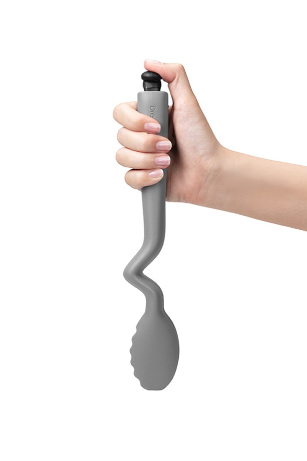 드림팜 클롱스라이트M(블랙)은 주방에서 음식을 서빙하기에 적합한 나일론 소재의 주방용품입니다. 블랙 컬러의 세련된 디자인에 와플 패턴이 적용되어 미끄럼 방지 기능을 제공하며, 곡선형 손잡이와 버튼식 디자인으로 한 손으로도 간편하게 조작할 수 있습니다. 최대 260°C의 내열온도를 견디며, 식기세척기 사용이 가능하여 위생적이고 편리하게 사용할 수 있습니다. 평평한 팁과 인체공학적 그립은 음식 서빙 시 편리함을 더합니다. 음식이 달라붙지 않아 깔끔한 사용이 가능합니다.
