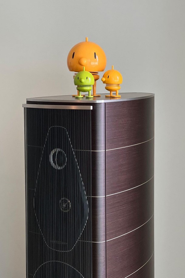 홉티미스트 클래식 범블L(옐로우)는 스프링 바운싱 디자인이 특징인 귀여운 캐릭터 장식용품입니다. 옐로우 컬러의 플라스틱 소재로 제작되었으며, L 사이즈(13.5cm)로 앙증맞은 매력을 더합니다. 손으로 직접 만들어져 각 제품마다 미세한 차이가 있으며, 높이와 방향에 따라 개별적인 특징을 지닙니다. 인테리어 소품이나 선물용으로 적합하며, 다양한 캐릭터 컬렉션과 시즌별 스페셜 에디션으로 만나볼 수 있습니다.
