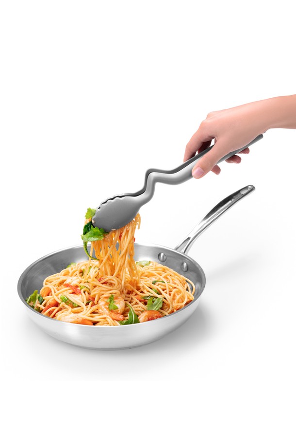 드림팜 클롱스라이트M(블랙)은 주방에서 음식을 서빙하기에 적합한 나일론 소재의 주방용품입니다. 블랙 컬러의 세련된 디자인에 와플 패턴이 적용되어 미끄럼 방지 기능을 제공하며, 곡선형 손잡이와 버튼식 디자인으로 한 손으로도 간편하게 조작할 수 있습니다. 최대 260°C의 내열온도를 견디며, 식기세척기 사용이 가능하여 위생적이고 편리하게 사용할 수 있습니다. 평평한 팁과 인체공학적 그립은 음식 서빙 시 편리함을 더합니다. 음식이 달라붙지 않아 깔끔한 사용이 가능합니다.
