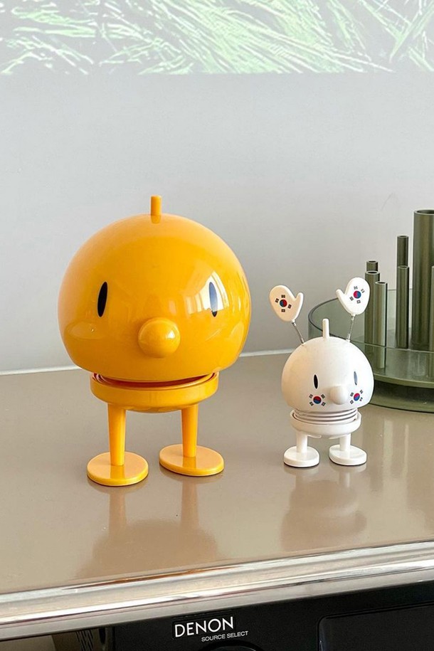 홉티미스트 클래식 범블L(옐로우)는 스프링 바운싱 디자인이 특징인 귀여운 캐릭터 장식용품입니다. 옐로우 컬러의 플라스틱 소재로 제작되었으며, L 사이즈(13.5cm)로 앙증맞은 매력을 더합니다. 손으로 직접 만들어져 각 제품마다 미세한 차이가 있으며, 높이와 방향에 따라 개별적인 특징을 지닙니다. 인테리어 소품이나 선물용으로 적합하며, 다양한 캐릭터 컬렉션과 시즌별 스페셜 에디션으로 만나볼 수 있습니다.
