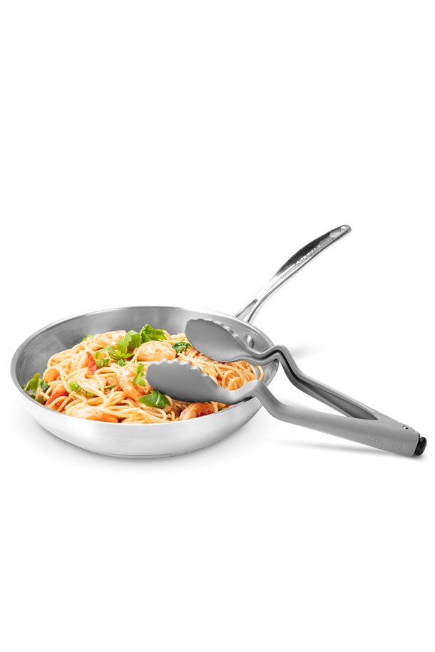 드림팜 클롱스라이트M(블랙)은 주방에서 음식을 서빙하기에 적합한 나일론 소재의 주방용품입니다. 블랙 컬러의 세련된 디자인에 와플 패턴이 적용되어 미끄럼 방지 기능을 제공하며, 곡선형 손잡이와 버튼식 디자인으로 한 손으로도 간편하게 조작할 수 있습니다. 최대 260°C의 내열온도를 견디며, 식기세척기 사용이 가능하여 위생적이고 편리하게 사용할 수 있습니다. 평평한 팁과 인체공학적 그립은 음식 서빙 시 편리함을 더합니다. 음식이 달라붙지 않아 깔끔한 사용이 가능합니다.
