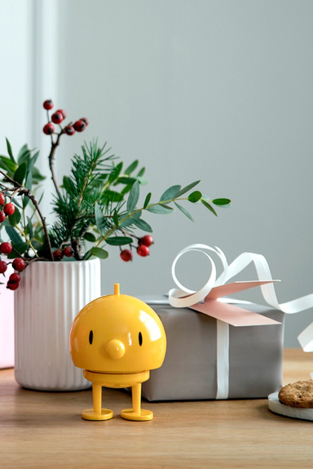 홉티미스트 클래식 범블L(옐로우)는 스프링 바운싱 디자인이 특징인 귀여운 캐릭터 장식용품입니다. 옐로우 컬러의 플라스틱 소재로 제작되었으며, L 사이즈(13.5cm)로 앙증맞은 매력을 더합니다. 손으로 직접 만들어져 각 제품마다 미세한 차이가 있으며, 높이와 방향에 따라 개별적인 특징을 지닙니다. 인테리어 소품이나 선물용으로 적합하며, 다양한 캐릭터 컬렉션과 시즌별 스페셜 에디션으로 만나볼 수 있습니다.
