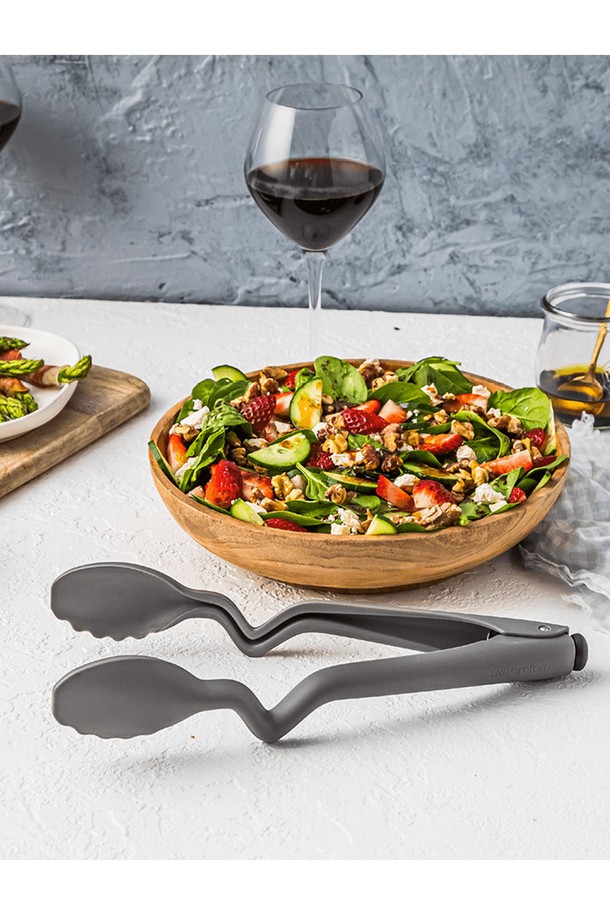 드림팜 클롱스라이트M(블랙)은 주방에서 음식을 서빙하기에 적합한 나일론 소재의 주방용품입니다. 블랙 컬러의 세련된 디자인에 와플 패턴이 적용되어 미끄럼 방지 기능을 제공하며, 곡선형 손잡이와 버튼식 디자인으로 한 손으로도 간편하게 조작할 수 있습니다. 최대 260°C의 내열온도를 견디며, 식기세척기 사용이 가능하여 위생적이고 편리하게 사용할 수 있습니다. 평평한 팁과 인체공학적 그립은 음식 서빙 시 편리함을 더합니다. 음식이 달라붙지 않아 깔끔한 사용이 가능합니다.
