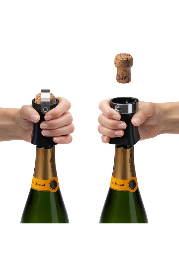 드림팜 챔팝-샴페인 캡리무버는 파티, 바, 특별 행사를 더욱 특별하게 만들어 줄 주방용품입니다. ABS와 스테인리스 스틸 소재로 제작되었으며, 4.5cm x 4.5cm의 컴팩트한 사이즈와 50g의 가벼운 무게로 휴대성을 높였습니다. 시트업 디자인과 나선형 내부 구조, 스테인리스 스틸 링, 가스 배출 홀이 적용되어 코르크를 안전하게 제거하고, 속도를 조절하며, 포집하는 기능을 제공합니다. 다기능 디자인과 위생적인 설계, 안전한 코르크 제거 시스템, 조절 가능한 코르크 궤적 제어 시스템으로 편리하게 사용할 수 있습니다.
