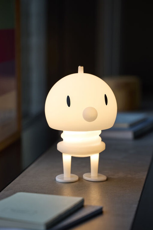 **홉티미스트 PE 테이블램프 XL(화이트)**는 실내 공간에 은은한 빛을 선사하는 테이블 램프입니다. 유연하고 견고한 PE(폴리에틸렌)와 스틸 소재로 제작되었으며, 곡선형의 미니멀하고 모던한 디자인이 특징입니다. 터치 센서를 통해 밝기 조절이 가능하며, USB 충전 및 무선 기능을 지원하여 휴대 및 이동이 편리합니다. 3000K LED 색온도와 300LM 광량으로 최대 9시간 사용 가능하며, 충전 시간은 7-8시간입니다. 데스크나 침실 등 다양한 공간에서 활용할 수 있는 실용적인 조명입니다.
