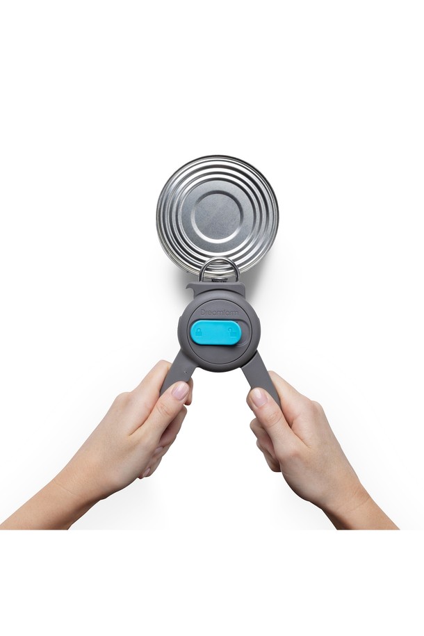 드림팜 도프너-통조림 따개는 주방의 필수품으로, 폴리프로필렌과 스테인리스 스틸 소재로 제작되어 내구성이 뛰어납니다. 19.5cm x 6.8cm 크기로 한 손에 잡기 편안하며, 150g의 가벼운 무게로 사용이 용이합니다. 본 제품은 통조림 오프너, 병따개, 링 오프너 기능을 하나로 제공하여 실용성을 높였습니다. 'Sit-Up 디자인'과 곡선형 연결부, 버튼식 잠금장치로 안전하고 위생적인 사용을 보장하며, 강화된 스테인리스 스틸 커팅휠과 테이블/바닥 접촉 방지 설계를 통해 더욱 편리하게 사용할 수 있습니다.
