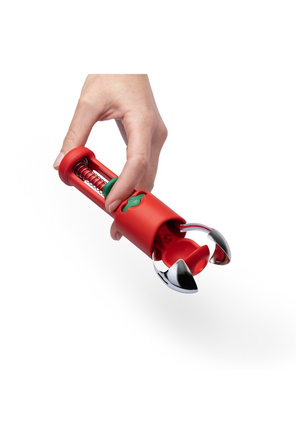 드림팜 훌라핏-과일탈피기는 과일 꼭지 제거, 씨 제거, 파인애플 눈 제거, 과즙 튀김 방지, 잠금 기능까지 갖춘 3-in-1 다기능 주방용품입니다. 레드와 그린 색상으로 제공되며, PP, 나일론, 스테인레스스틸 소재로 제작되어 내구성이 뛰어납니다. 원형 블레이드 디자인과 이중 공간 설계를 통해 효율적인 사용이 가능하며, 안전 보관을 위한 잠금장치가 있습니다. 딸기, 토마토, 체리, 올리브, 파인애플 등 다양한 과일의 손질을 간편하게 도와줍니다. 사이즈는 12.6cm X 4.5cm, 무게는 70g으로, 시트업 디자인과 스프링 장착 플런저 메커니즘으로 편리함을 더했습니다.
